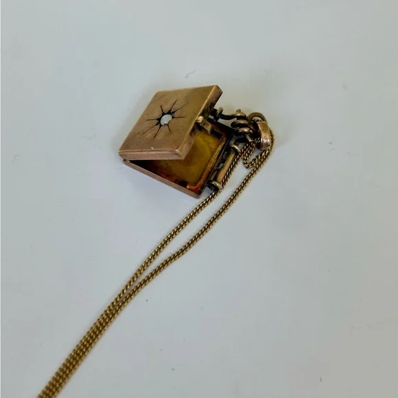 Vintage Antique 1890 Gold Locket with an Opal Necklace - Picture 6 of 7